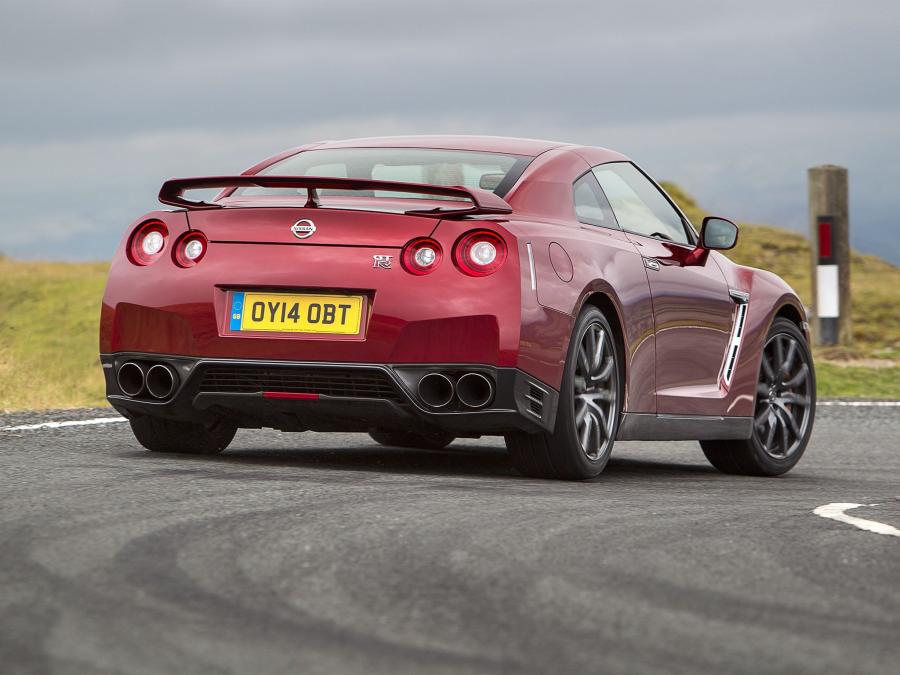  Nissan GT-R 2014 года  (UK) (фото 13 из 19)